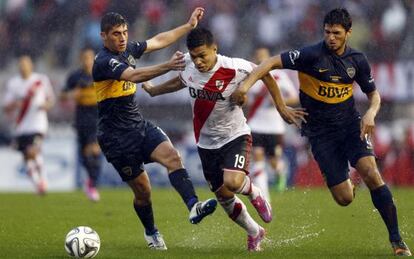 Teófilo Gutiérrez, de River, progresa entre Erbes y Marín, de Boca, el pasado octubre.