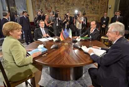 Angela Merkel y Mario Monti se sonríen ante la mirada de Mariano Rajoy y François Hollane en la Cumbre de Roma.