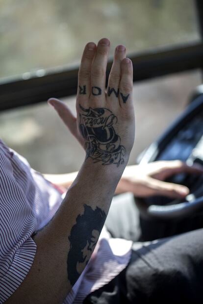 Garganté duu tatuat "amor" en una mà, i "odi", en l'altra.