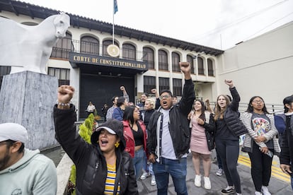 Manifestantes a las afueras de la Corte de Constitucionalidad de Guatemala, este sábado.