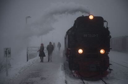 Un tren a vapor del ferrocarril de vía estrecha Harzer Schmalspurbahn llega a la estació Brocken en Wernigerode (Alemania).