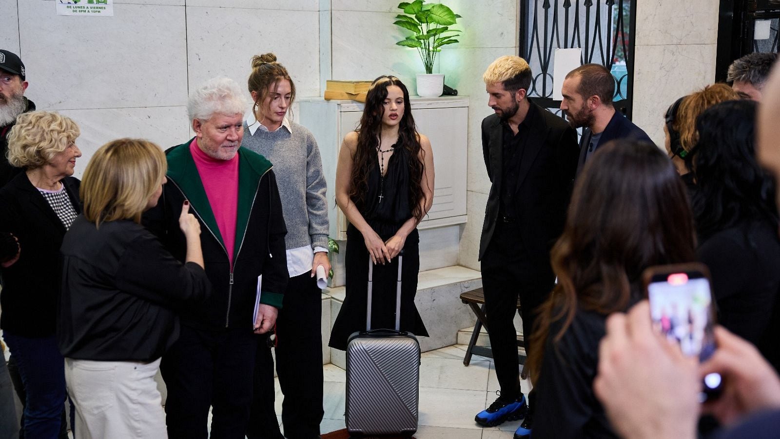 Putellas, Almodóvar, Machi y Carmena montan en ‘La revuelta’ una junta de vecinos famosos por culpa de Rosalía: “Tenemos que hacer algo con la que canta”