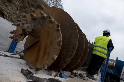 Una de las brocas que se han colocado en la perforadora para la construcción del pozo vertical, el 19 de enero de 2019.