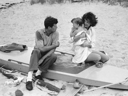 La familia Kennedy en la playa de Hyannis Port.