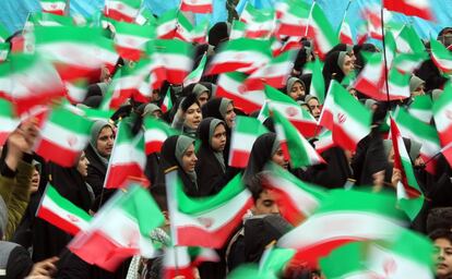 Estudiantes ondean banderas iraníes durante una ceremonia por el 40º aniversario de la Revolución Islámica de 1979 este lunes en la plaza Azadi de Teherán, Irán.