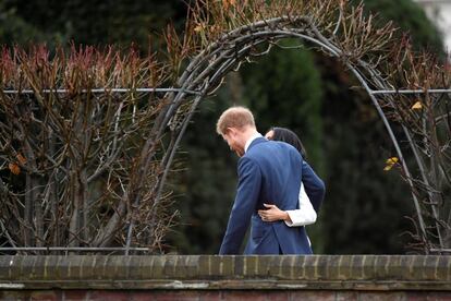 La pareja, a su llegada a los jardines del palacio de Kensington.