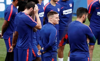 Kevin Gameiro (centro), en un entrenamiento del Atlético de Madrid en la Ciudad Deportiva Wanda, en Majadahonda (Madrid).