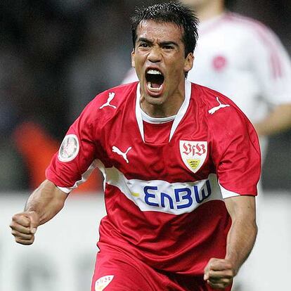 Pavel Pardo celebra un gol con el Stuttgart.