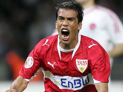 Pavel Pardo celebra un gol con el Stuttgart.