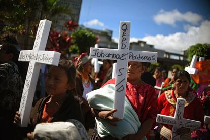 Las mujeres indígenas guatemaltecas protestan en una manifestación durante las conmemoraciones del día internacional para la eliminación de violencia contra la mujer, en ciudad de Guatemala.