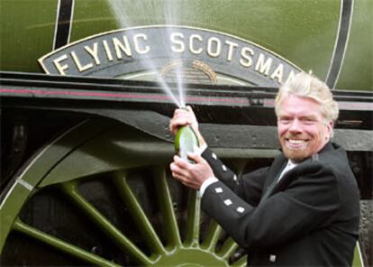 Richard Branson celebrando que la locomotora Flying Scotsman se queda en el Reino Unido.