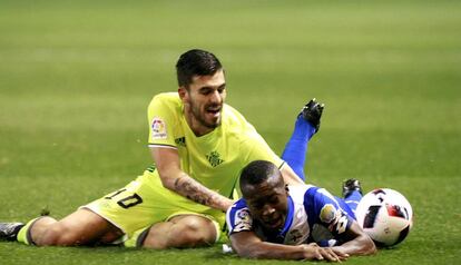 Marlos Moreno y Dani Ceballos disputan el bal&oacute;n durante el partido en Riazor.