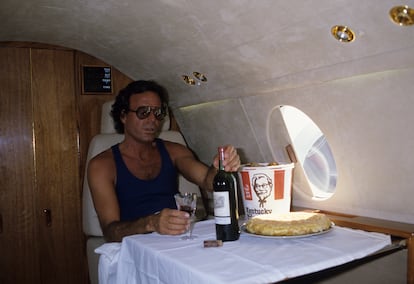 Julio Iglesias retratado por Jean-Claude Deutsch en su avión privado 'Falcon', en Miami, en agosto de 1986.