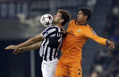 Llorente controla el balón ante Varane 