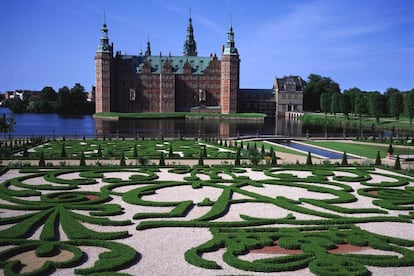 Considerado el mayor ejemplo del Renacimiento danés, el castillo de Frederiksborgk fue construido en Hillerod, ciudad del norte de Selandia, entre los siglos XVI y XVII, a mayor gloria de la monarquía danesa. El palacio más grande de Escandinavia descansa sobre tres islotes del Lago del castillo (Slotsso) y alberga un Museo de Historia Nacional que ocupa 80 de sus estancias y fue fundado gracias a J. C. Jacobsen, el propietario de la cervecera Carlsberg, que pagó la restauración del edificio después de que sufriera un incendio en 1859. En el centro del patio exterior se encuentra la fuente de Neptuno, de principios del XVII. Rodeando el castillo, un cuidado jardín barroco.