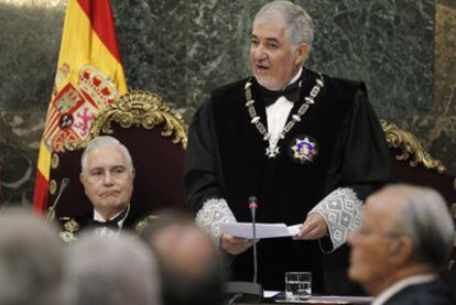 Cándido Conde-Pumpido, durante su intervención, junto al presidente del Supremo, Carlos Dívar.