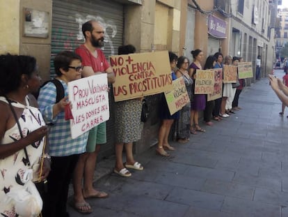 Protesta en el Raval contra la violencia contra las prostitutas