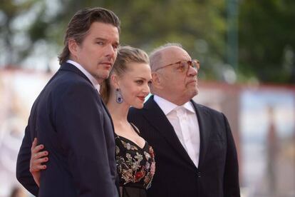 Ethan Hawke, Amanda Seyfried y el director Paul Schrader llegan a la sesión de gala de su película 'First Reformed'.