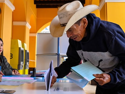 Un hombre emite su voto en  San Juan Sacatepequez (Guatemala) el 25 de junio 2023.