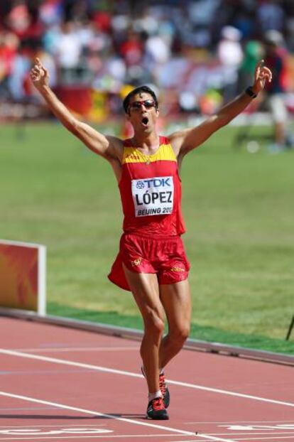 Miguel Ángel López celebra su oro en los campeonatos del mundo de 2015