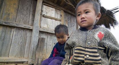 Crianças de um povoado do sul do Laos mostram apatia.