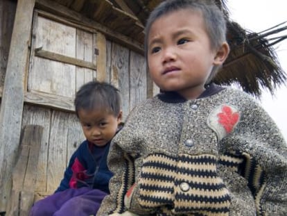 Niños de un poblado del sur de Laos muestran apatía y falta de actividad