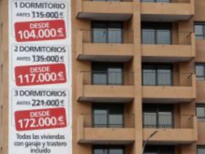Fachada con anuncios de venta de pisos en Valencia.