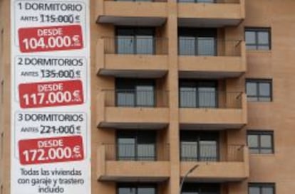 Fachada con anuncios de venta de pisos en Valencia.