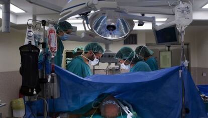 Operación en un quirófano inteligente en el Clinic de Barcelona.