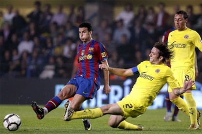 Pedro pasa el balón ante la entrada de Gonzalo durante el partido de anoche en El Madrigal.