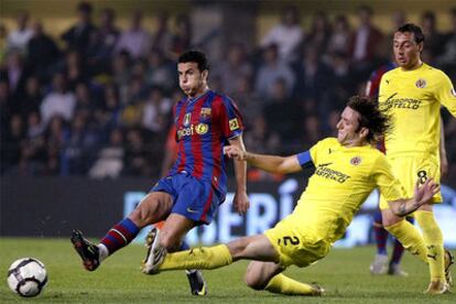 Pedro pasa el balón ante la entrada de Gonzalo durante el partido de anoche en El Madrigal.