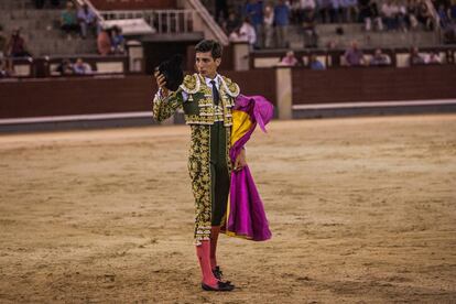 Marcos saluda tras la lidia del segundo novillo de la noche.