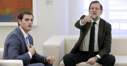 El presidente del Gobierno, Mariano Rajoy, con el líder de Ciudadanos, Albert Rivera, este viernes en La Moncloa.