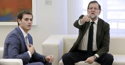 El presidente del Gobierno, Mariano Rajoy, con el l&iacute;der de Ciudadanos, Albert Rivera, este viernes en La Moncloa.