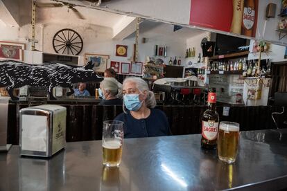 Zelia Carrillo (67) tras la barra de su bar Café Paraiso en Montalvao.
