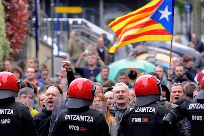 Agentes de la Ertzaintza mantiene un dispositivo de seguridad para proteger el mitin de los manifestantes contrarios al partido naranja.