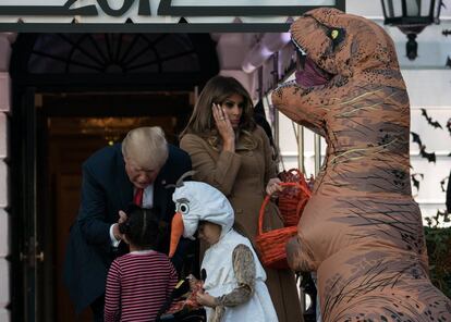 Melania Trump se sorprende al ver a un niño disfrazado de Tiranosaurio Rex durante la celebración de Halloween, en la Casa Blanca.