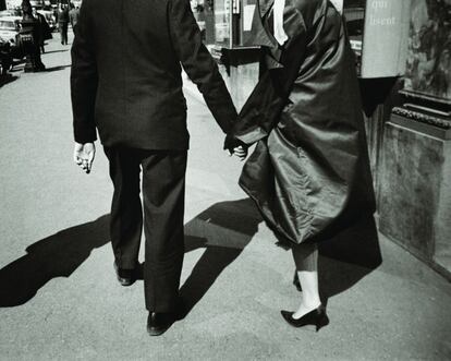 Serie: parejas. Rue de la Paix, 1962.