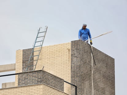 Un operario trabaja en la construcción de un edificio en Madrid.