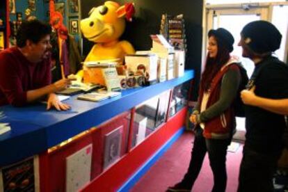 Mike Zapcic charlando con unos clientes desde el mostrador de tienda Jay & Silent Bob Secret Stash, refugio del cómic en Nueva Jersey (EE UU).