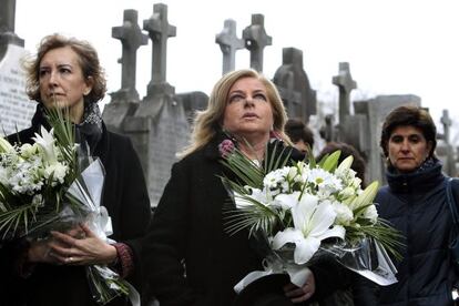 Consuelo Ordoñez en el centro y María San Gil, a la derecha, durante el homenaje al concejal asesinado por ETA