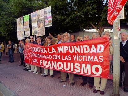 Familiares de víctimas del franquismo protestan frente a la Delegación del Gobierno en Madrid por las multas que les han impuesto por concentrarse ante el Supremo durante los juicios contra Baltasar Garzón.