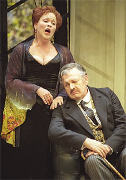 Pamela Armstrong y sir Thomas Allen, en una escena de <i>El murciélago</i>.