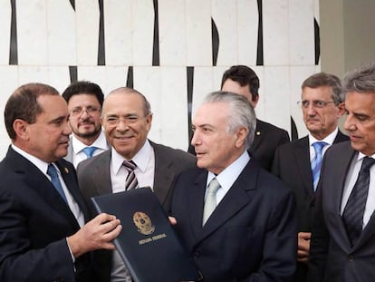 El nuevo mandatario brasileño y su gabinete.