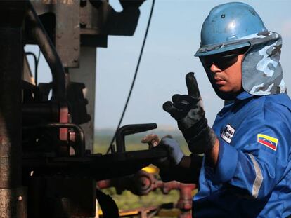 Un trabajador de Nabors Industries opera una máquina en un pozo petrolífero cercano a San Diego de Cabrutitas (Venezuela).