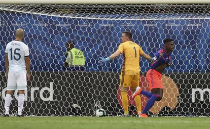 Zapata marca el segundo gol de Colombia ante Argentina.