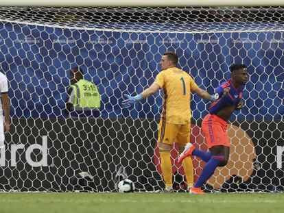 Zapata marca el segundo gol de Colombia ante Argentina.