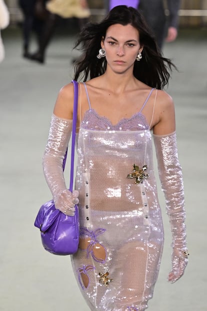 Bottega Veneta capitanea la tendencia con su versión más glamourosa del ‘slipdress’ sobre el que asoma un sujetador en encaje lila.