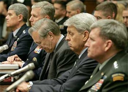 Rumsfeld, con la cabeza inclinada, ante ~la comisión de asuntos militares del Congreso de EE UU el viernes.