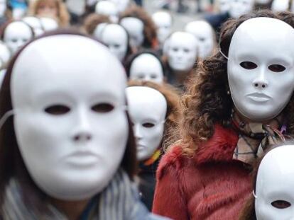 M&aacute;scaras blancas en Tur&iacute;n el d&iacute;a para la eliminaci&oacute;n de la violencia contra las mujeres, noviembre de 2014.